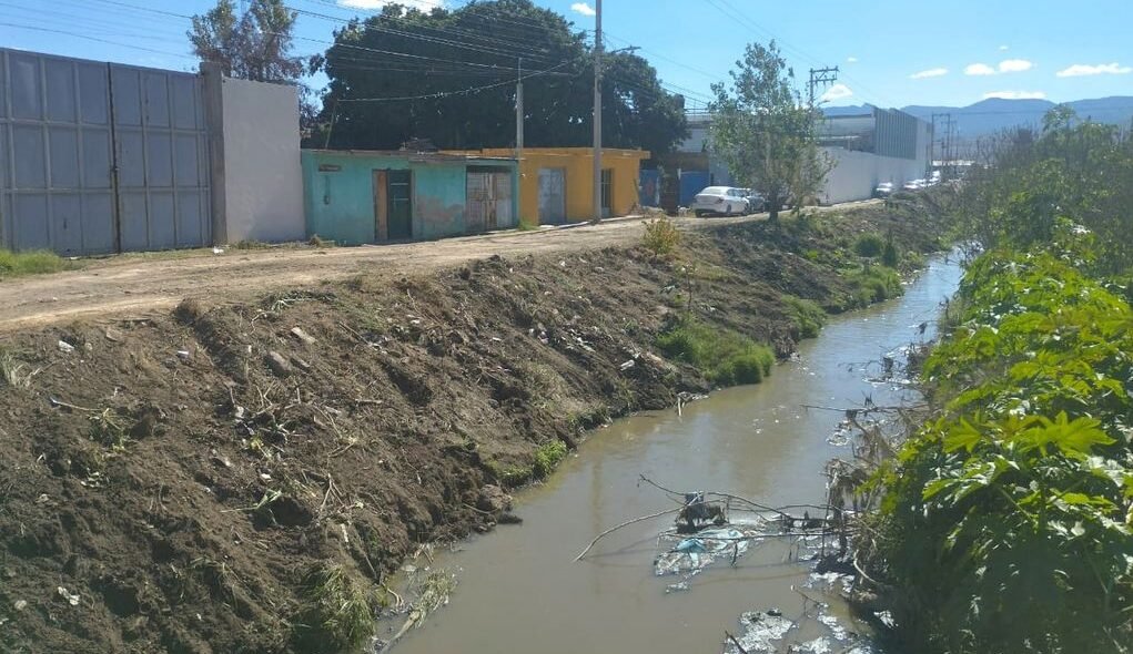 REALIZAN TRABAJOS DE LIMPIEZA EN RÍO ESPAÑITA