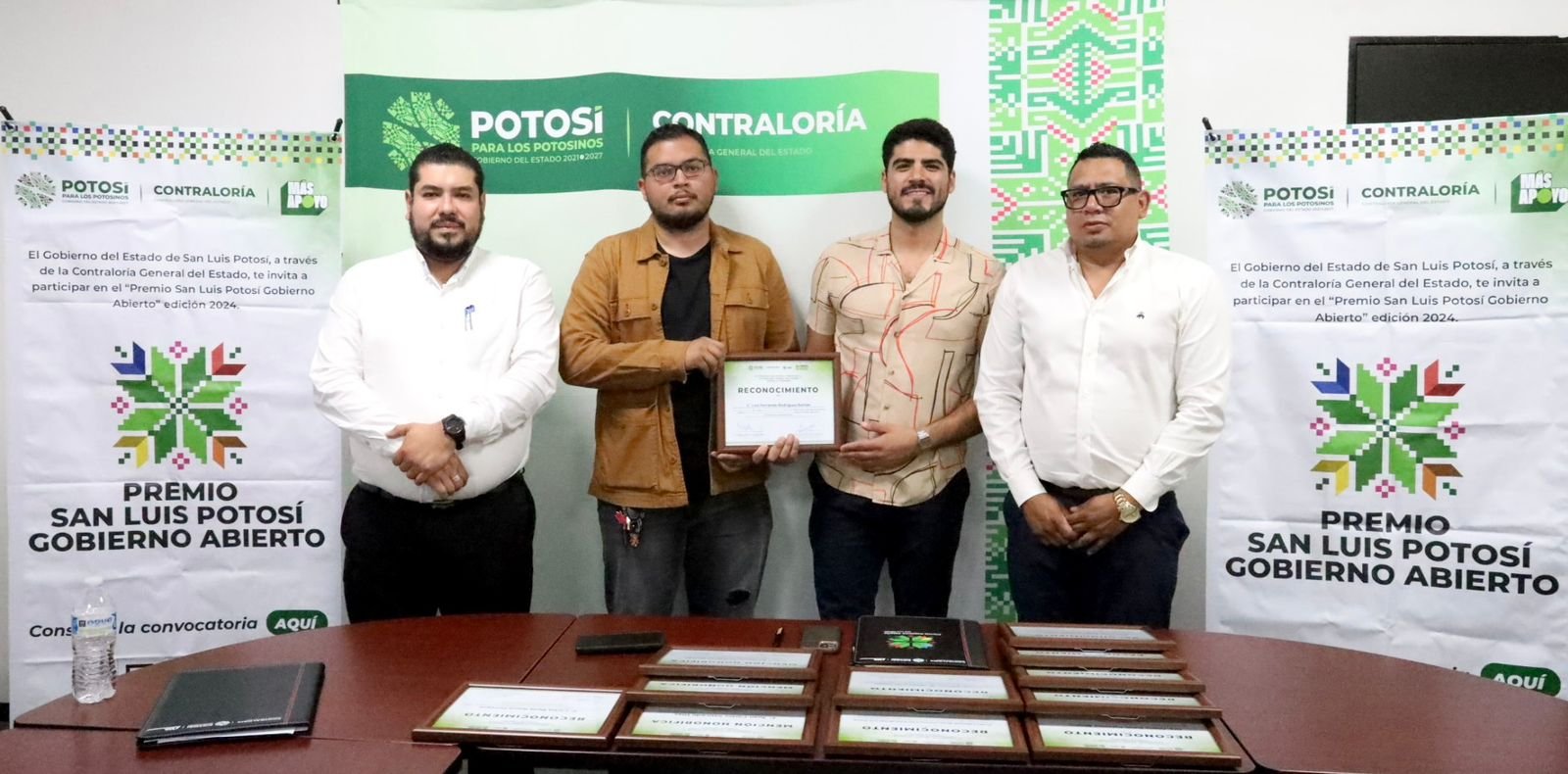 ENTREGAN RECONOCIMIENTOS A GANADORES DEL PREMIO SLP DE GOBIERNO ABIERTO