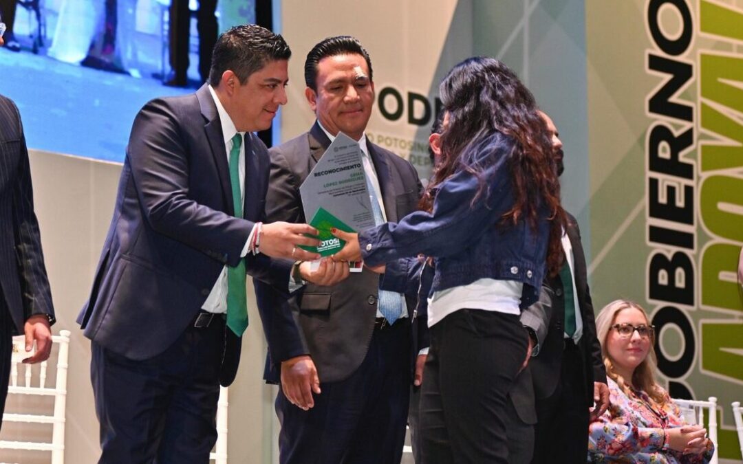 ENTREGAN PREMIOS CULTURALES Y DEPORTIVOS 20 DE NOVIEMBRE