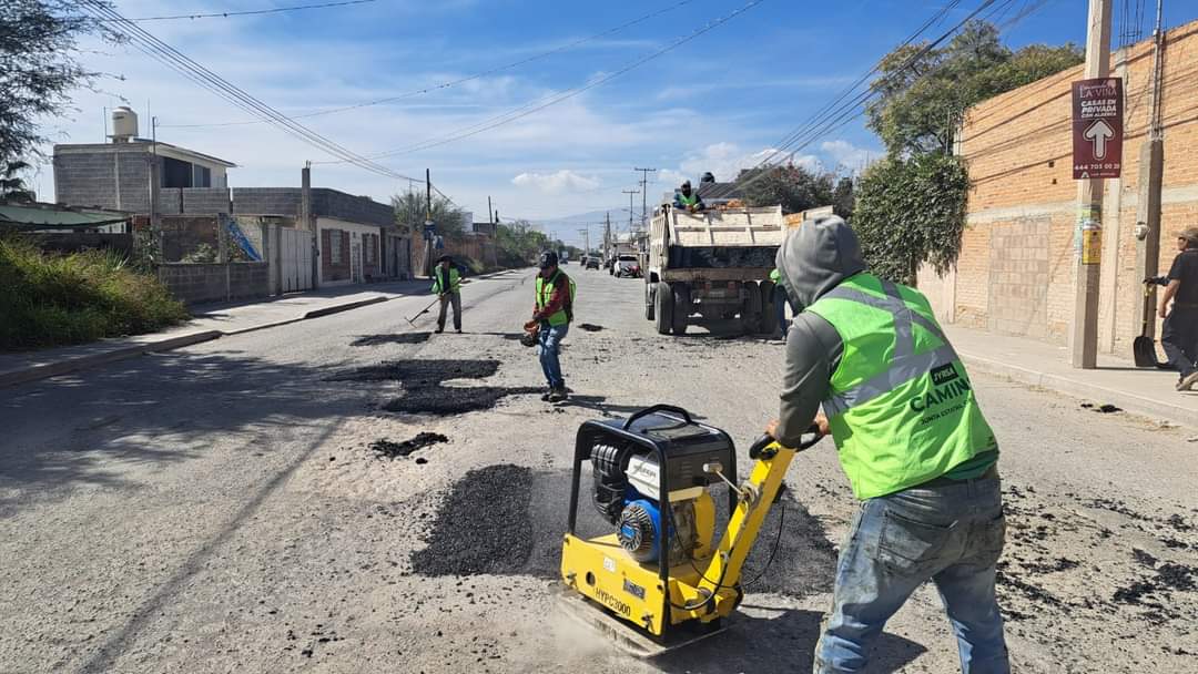 CONTINÚAN CON LA CONSERVACIÓN CAMINOS EN VILLA DE POZOS