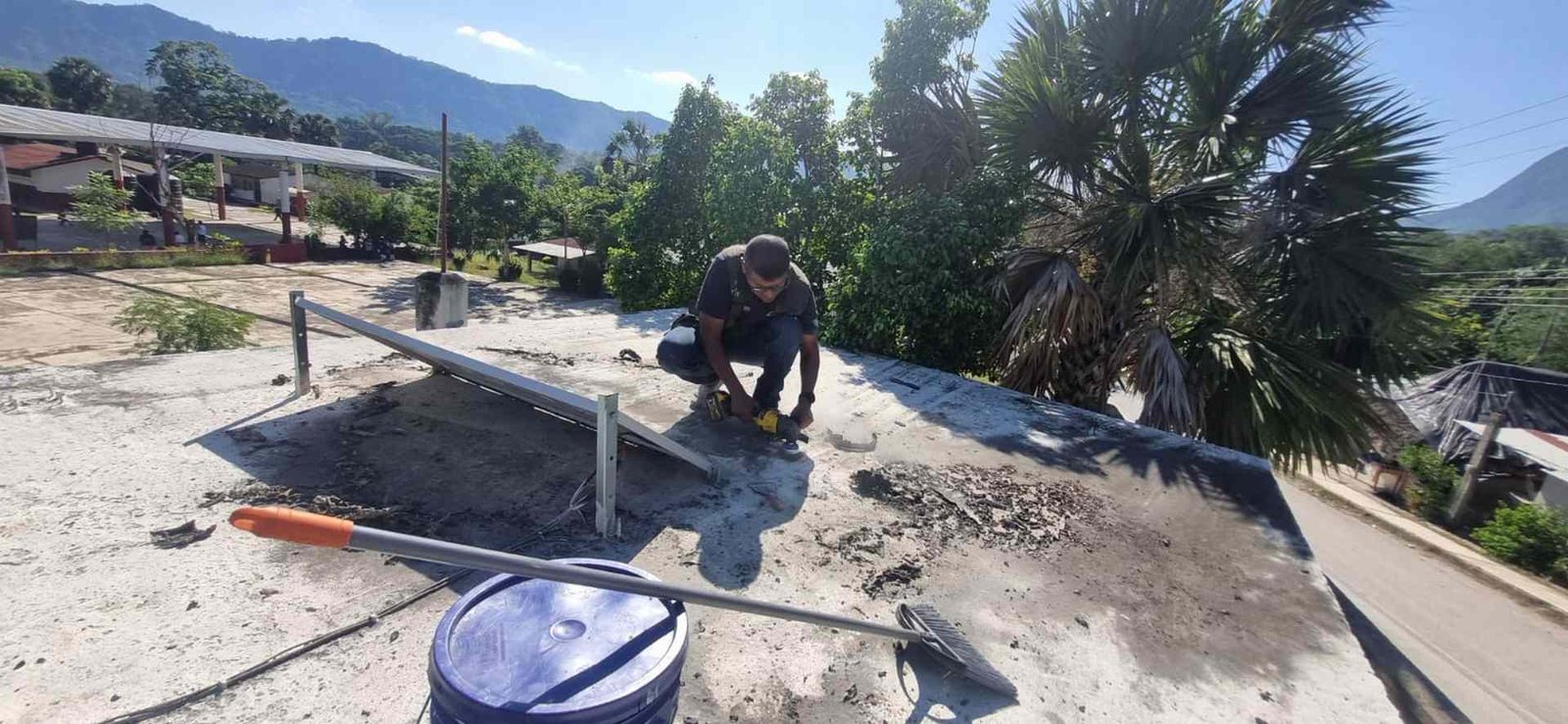 DAN MANTENIMIENTO A SISMÓGRAFOS DEL ESTADO