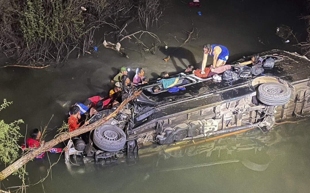 DIECINUEVE TURISTAS HERIDOS AL VOLCAR CAMIONETA EN LA HUASTECA