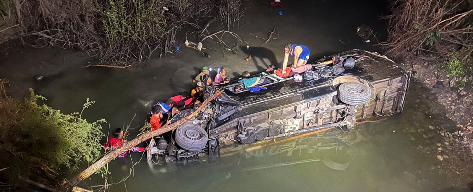 OFRECEN APOYO A VÍCTIMAS DE ACCIDENTE CARRETERO EN EL TRAMO CIUDAD VALLES-EL NARANJO