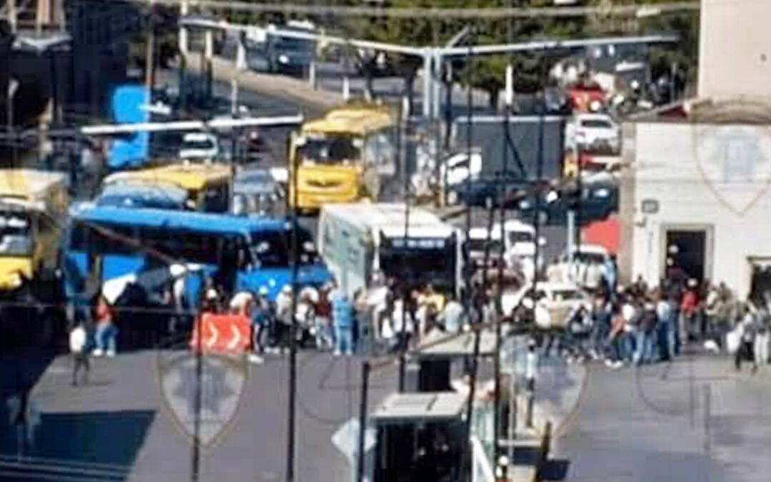 ADEUDOS DEL GOBIERNO ESTATAL DESATAN BLOQUEOS; PENSIONADOS PROTESTAN EN VARIOS MUNICIPIOS