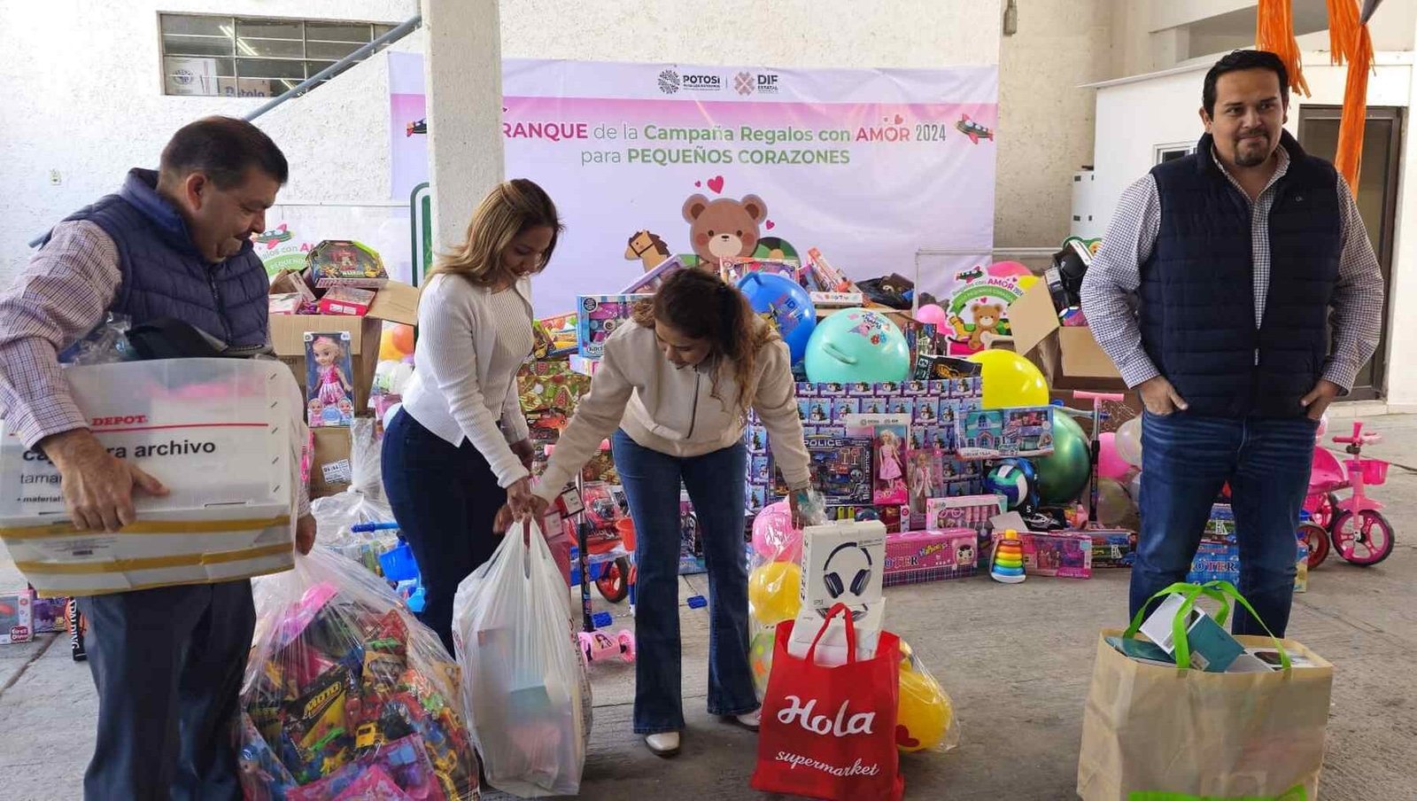 DEPENDENCIAS ESTATALES DONAN JUGUETES PARA PROGRAMA DE APOYO DEL DIF