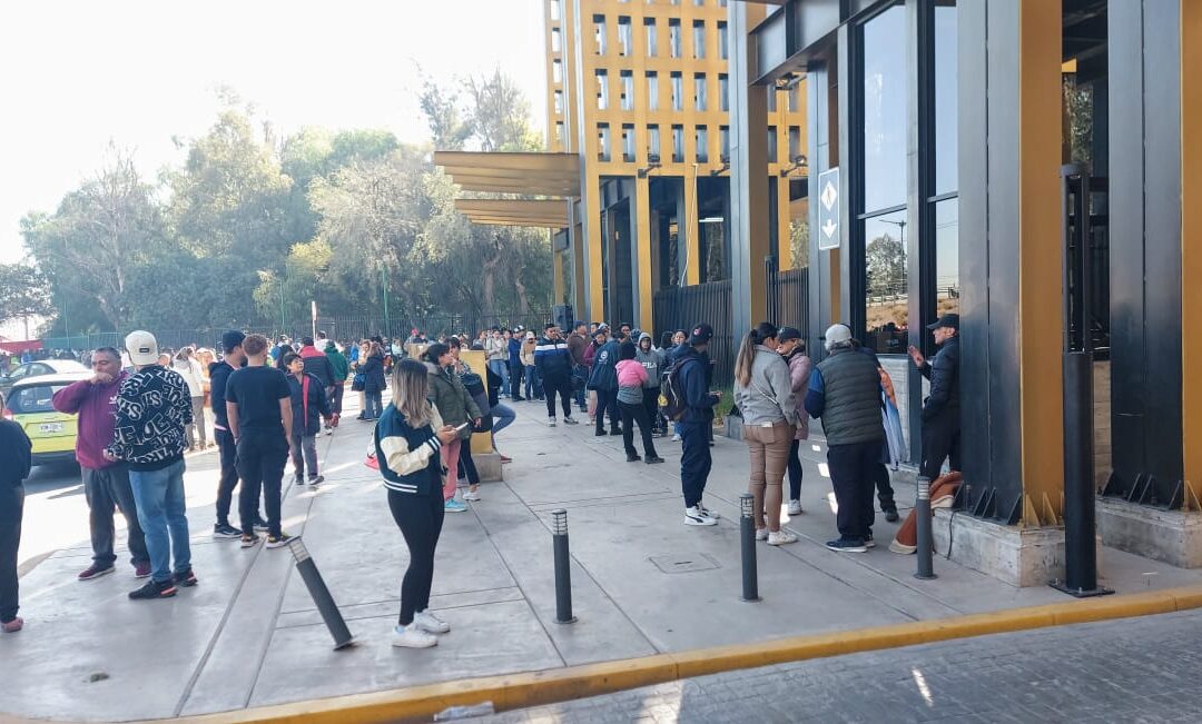 FANS DE LUIS MIGUEL FORMAN LARGAS FILAS PARA OBTENER LOS ÚLTIMOS BOLETOS