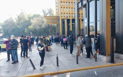 FANS DE LUIS MIGUEL FORMAN LARGAS FILAS PARA OBTENER LOS ÚLTIMOS BOLETOS