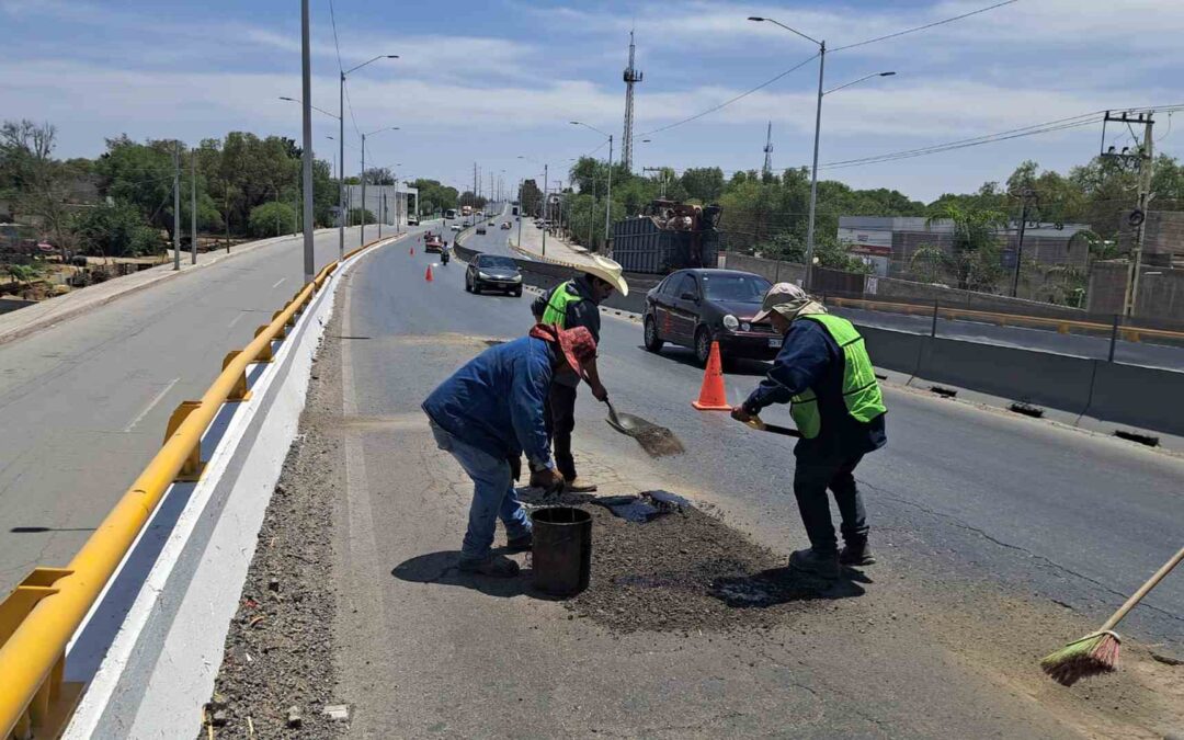 DAN MANTENIMIENTO A VÍA ALTERNA, CAMINO AL AEROPUERTO Y CIRCUITO POTOSÍ