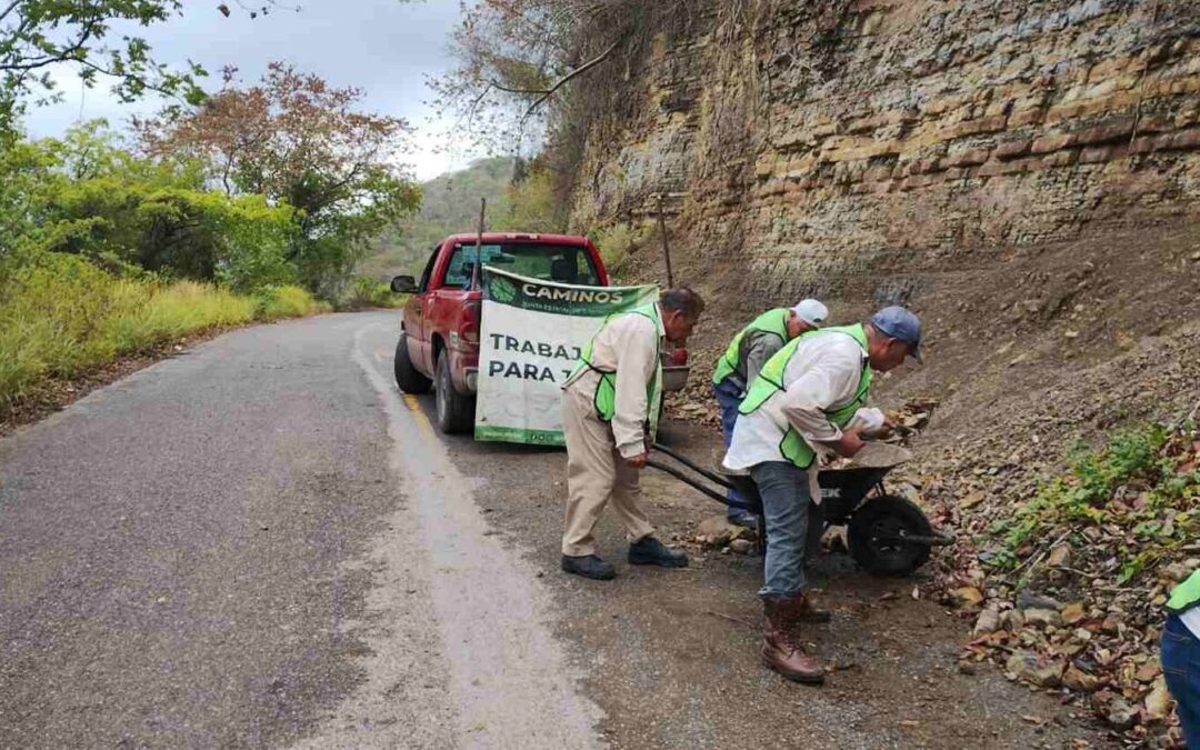 DAN MANTENIMIENTO A CARRETERAS DEL ESTADO POR TEMPORADA DE LLUVIAS