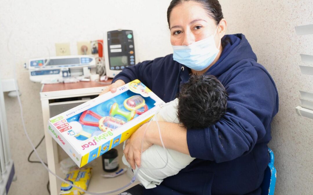 ENTREGAN JUGUETES A NIÑOS EN EL HOSPITAL CENTRAL