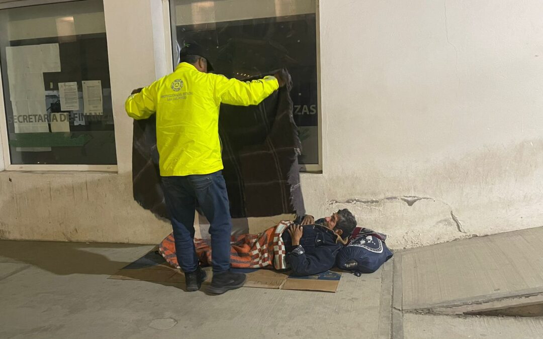 ENTREGAN COBIJAS Y COLCHONETAS A PERSONAS EN SITUACIÓN DE CALLE