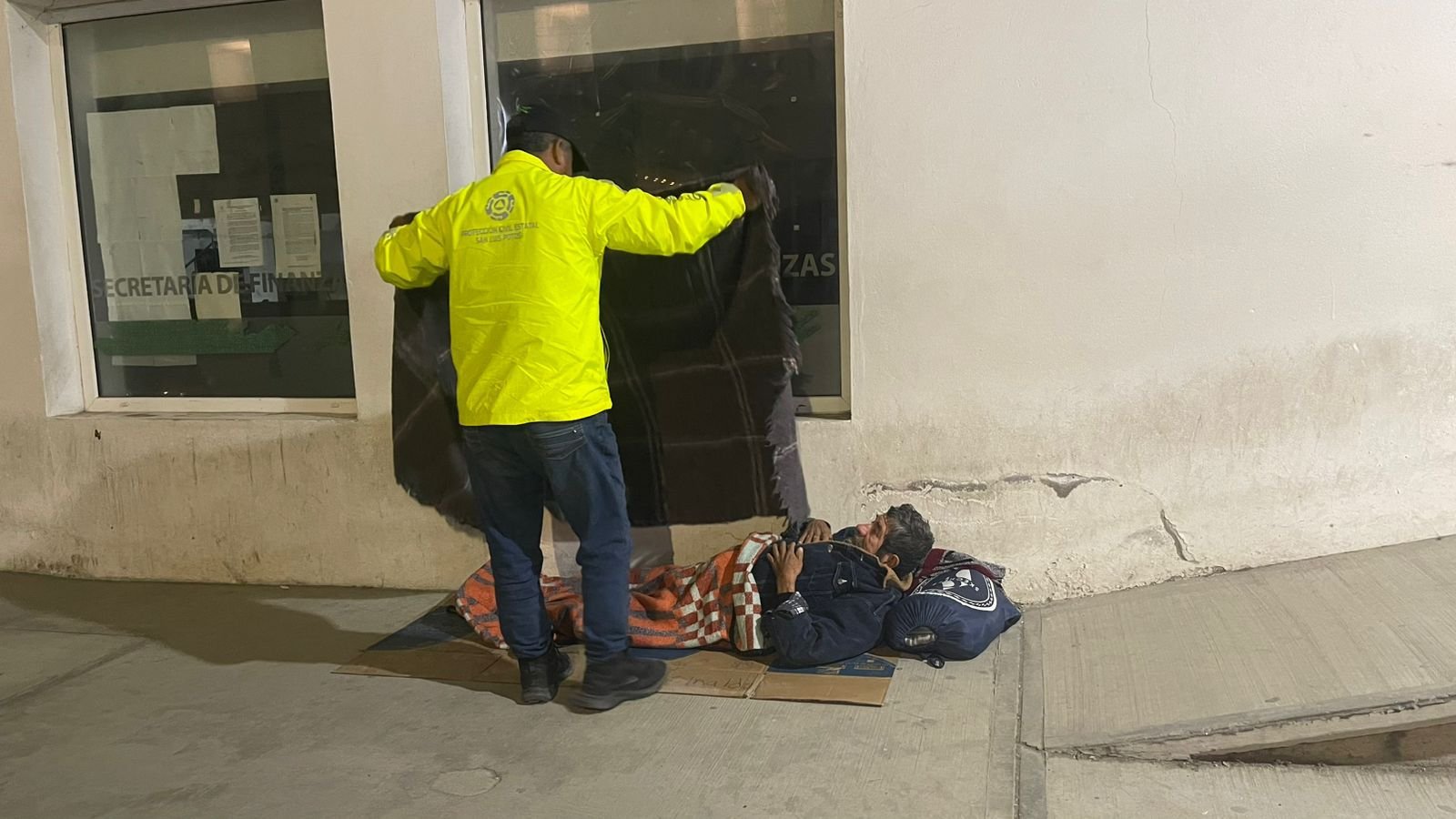 ENTREGAN COBIJAS Y COLCHONETAS A PERSONAS EN SITUACIÓN DE CALLE