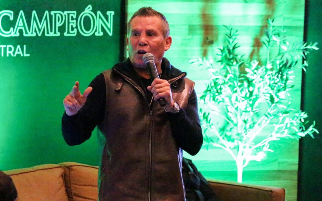 JULIO CÉSAR CHÁVEZ BRINDA CONFERENCIA PARA LA PREVENCIÓN DE ADICCIONES EN JÓVENES