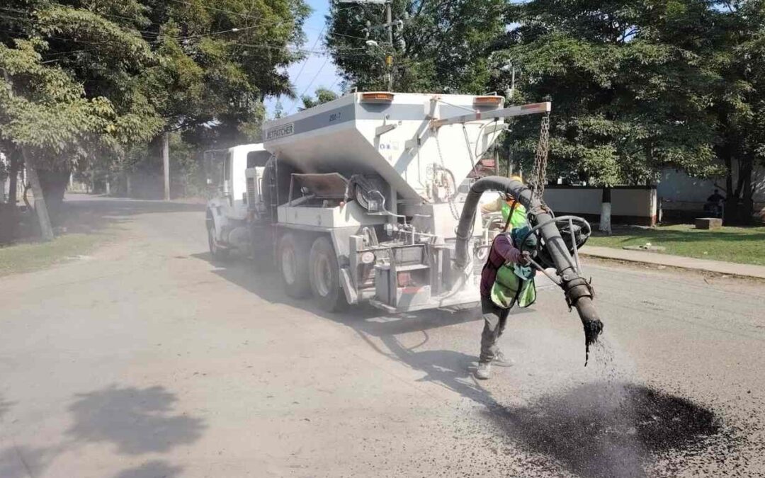 DAN MANTENIMIENTO A CAMINO TAMBACA-AGUA BUENA, EN TAMASOPO