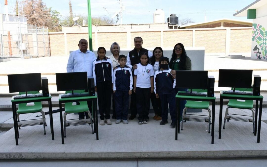 ENTREGAN MOBILIARIO Y EQUIPO A ESCUELA DE TIERRANUEVA