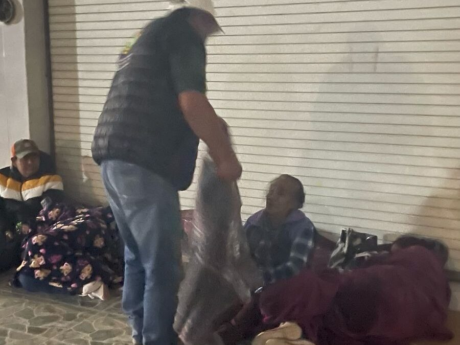 REPARTEN COBIJAS A PERSONAS EN SITUACIÓN DE CALLE ANTE BAJAS TEMPERATURAS EN SLP