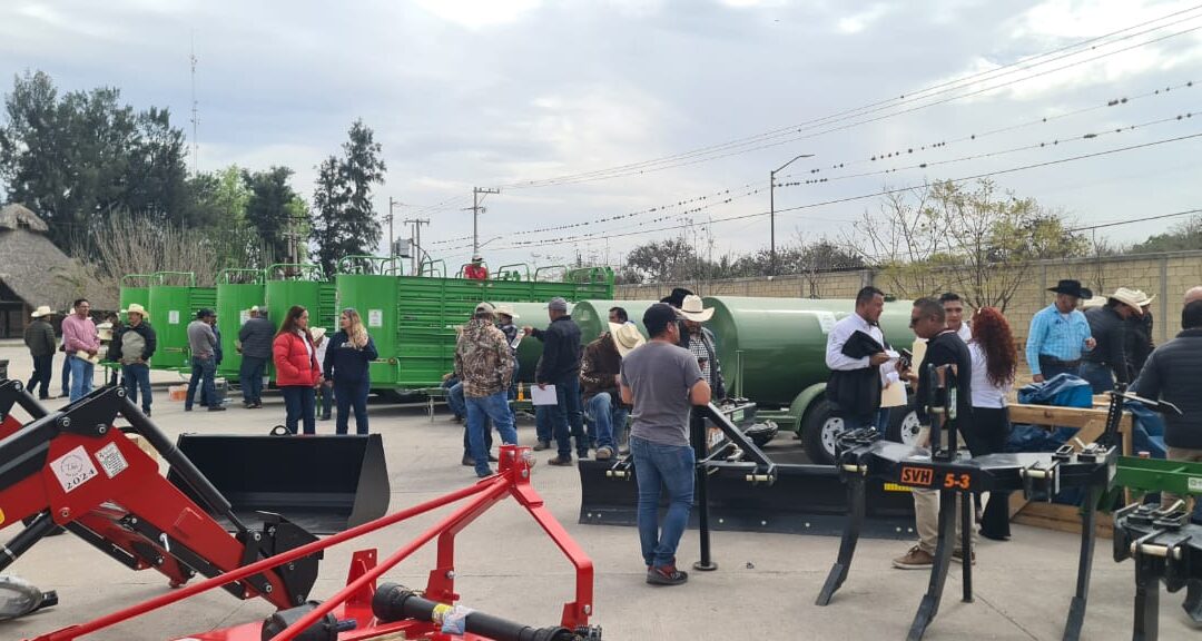 PRODUCTORES SOLEDENSES RECIBEN EQUIPAMIENTO AGRICOLA