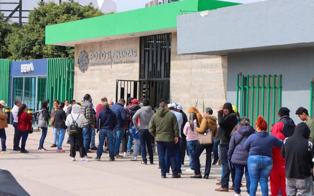 ENTREGAN HOLOGRAMAS Y TARJETAS DE CIRCULACIÓN A CONTRIBUYENTES