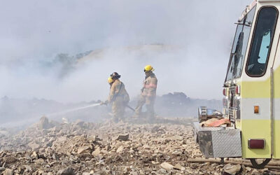 SIGUEN COMBATIENDO INCENDIO EN EL RELLENO SANITARIO DE CD. VALLES