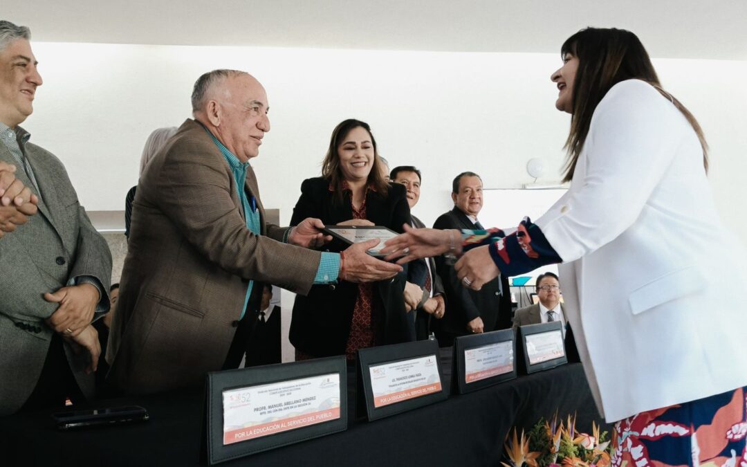 ENTREGAN RECONOCIMIENTOS EN ANIVERSARIO DE LA BECENE