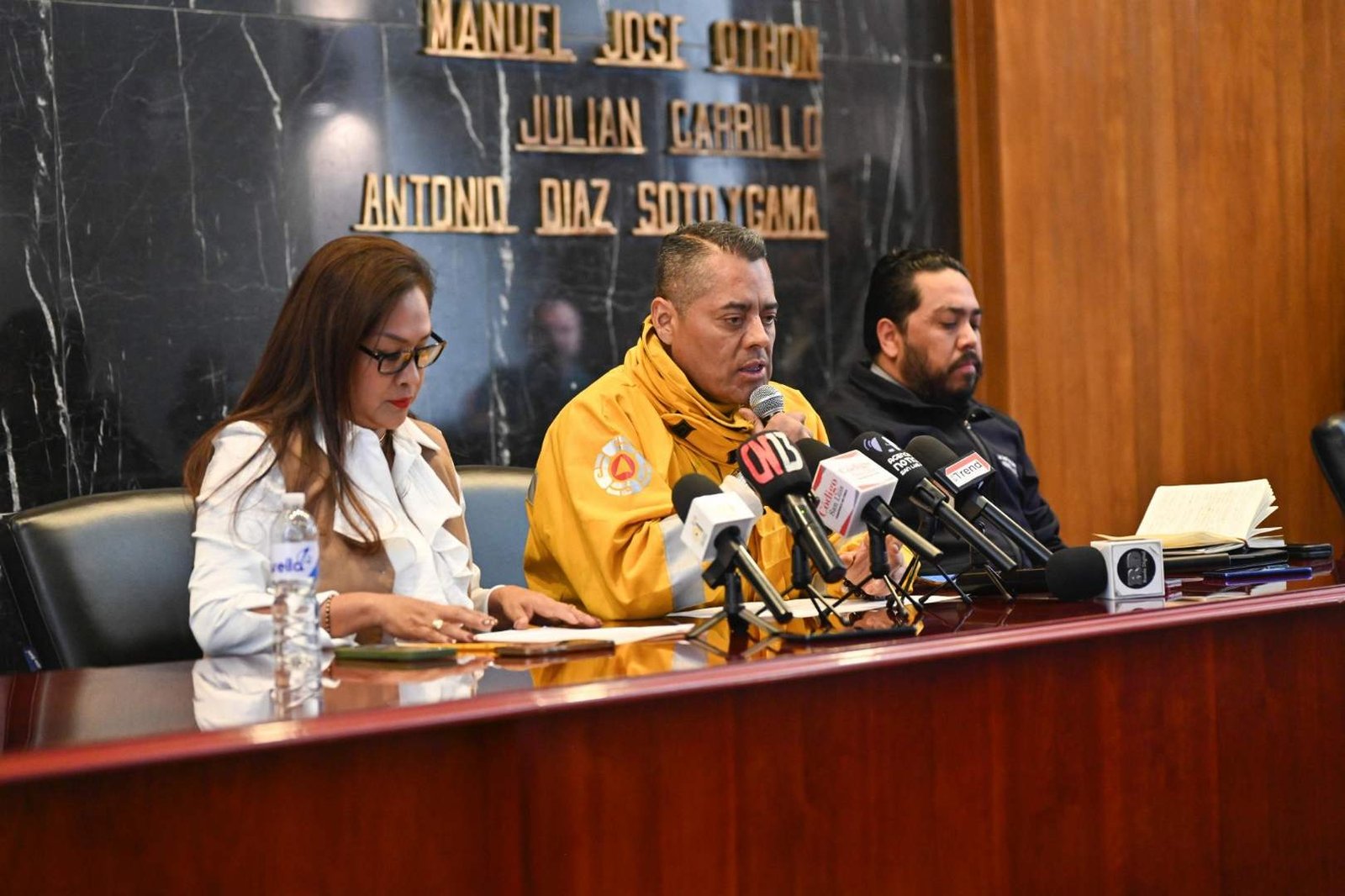 CUERPOS DE EMERGENCIAS CONTROLAN CON ÉXITO INCENDIO EN TARIMERA