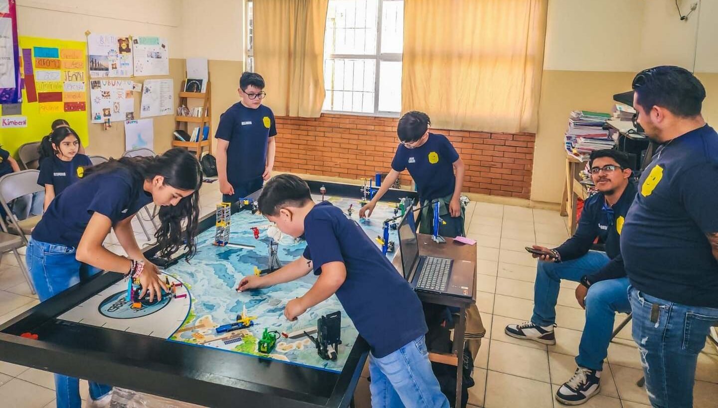 ALUMNOS POTOSINOS LOGRARON PASE A ETAPA NACIONAL EN COMPETENCIA DE ROBÓTICA