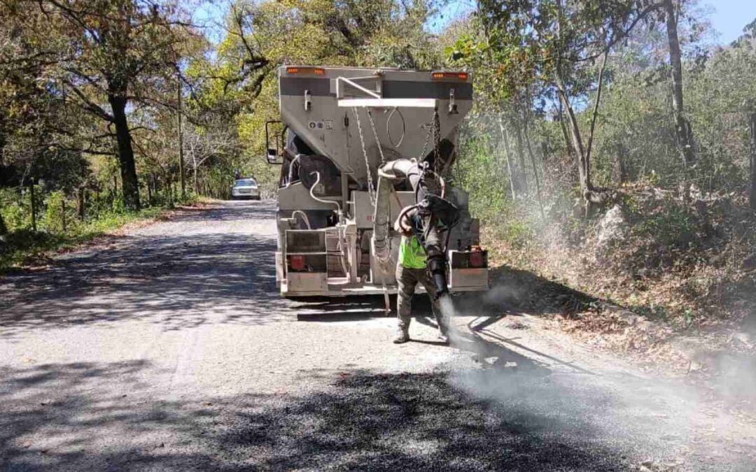 LLEVAN A CABO ACCIONES DE BACHEO EN CAMINOS DE AQUISMÓN