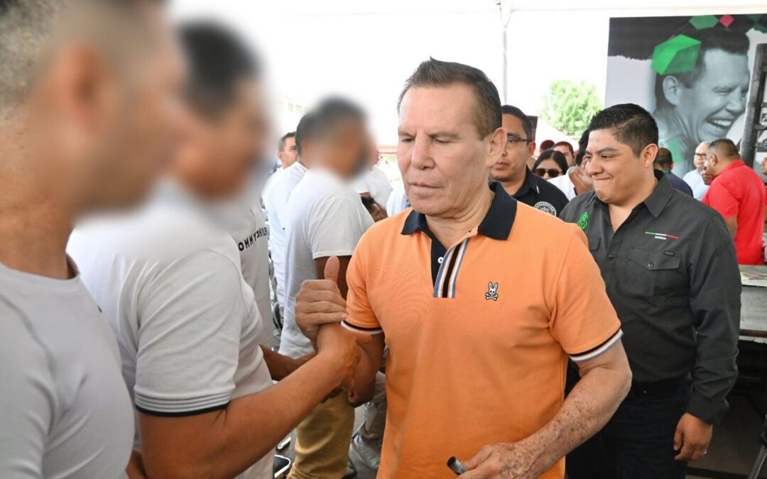 JULIO CÉSAR CHÁVEZ BRINDA PLÁTICA MOTIVACIONAL A INTERNOS DE LA PILA