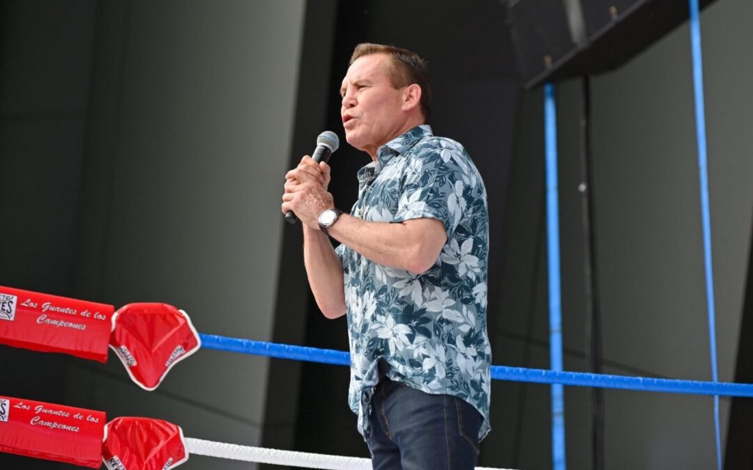 JULIO CÉSAR CHÁVEZ DA CONFERENCIA “EL SUEÑO DE UN CAMPEÓN” EN EL TANGAMANGA