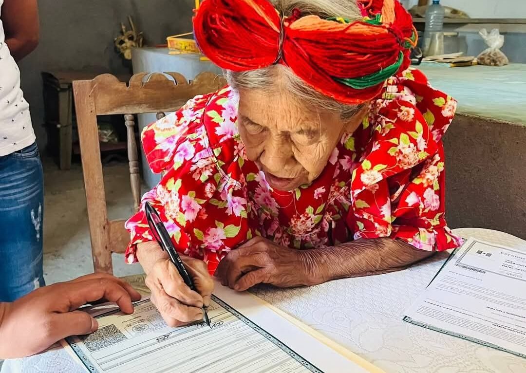 ENTREGAN DOCUMENTACIÓN OFICIAL A MUJER TÉNEK TRAS 8 DÉCADAS DE NO CONTAR CON ELLAS