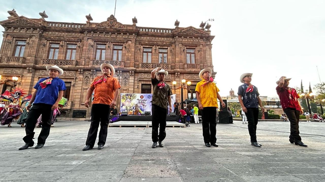EL DR. CHESSANI Y SUS HUAPANGUEROS CAUTIVAN AL PÚBLICO