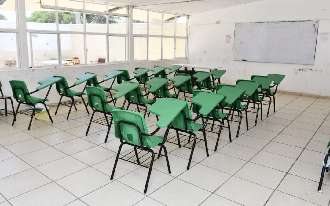 ENTREGAN MOBILIARIO EN PREPARATORIA DE CERRO DE SAN PEDRO