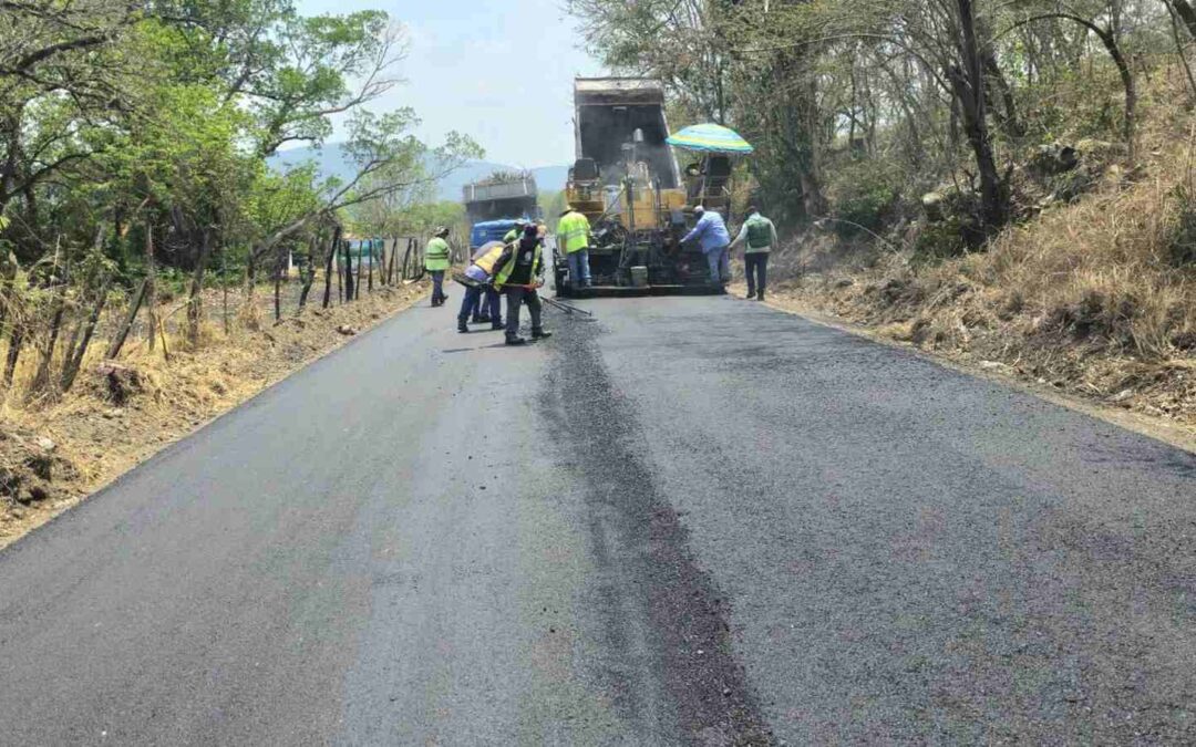 AVANZAN TRABAJOS DE REHABILITACIÓN DE CAMINO EN TAMASOPO