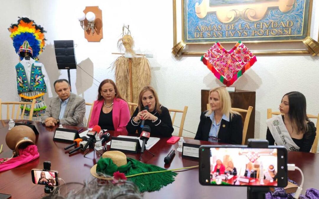 PRESENTAN PROYECTO EMBAJADORAS FENAPO 2025