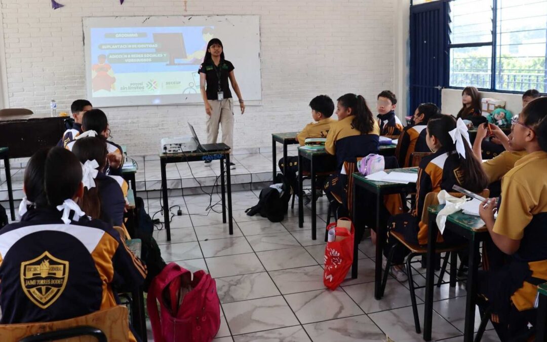 ESTUDIANTES DE SECUNDARIA RECIBEN PLÁTICAS SOBRE IA Y RIESGOS DEL INTERNET