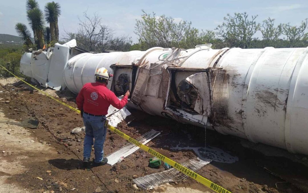 ATENDIERON FUGA DE COMBUSTIBLE DE UNA PIPA EN LA CAPITAL DE SLP
