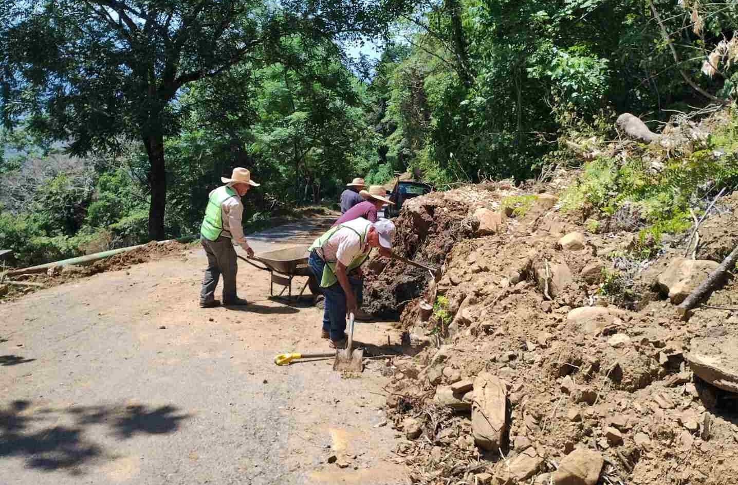 DAN MANTENIMIENTO A CAMINOS DEL ESTADO AFECTADOS POR LLUVIAS