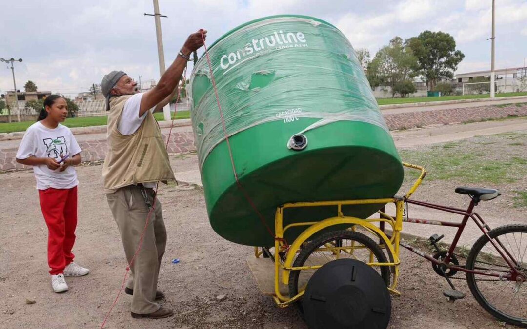REALIZAN ENTREGA DE TINACOS A FAMILAS DE LA CAPITAL DE SLP