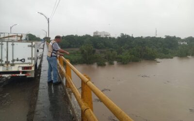 LLAMAN A EVITAR CRUZAR RÍOS Y CORRRIENTES DE AGUA ANTE LLUVIAS