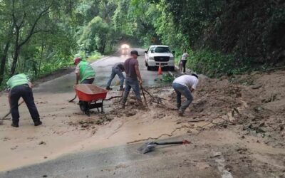 ATIENDEN REPORTES DE DERRUMBES EN CARRETERAS DEL ESTADO
