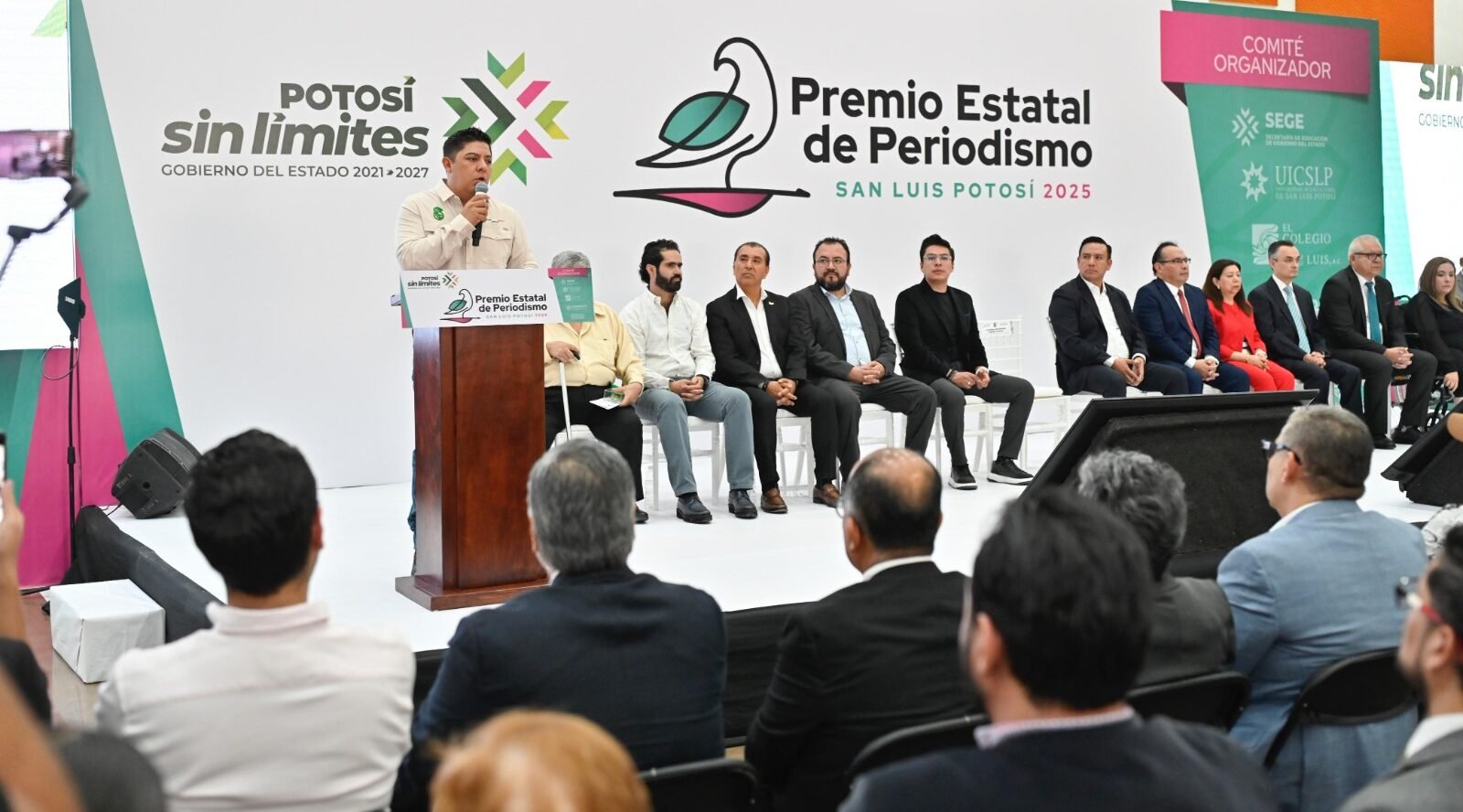 ENTREGAN RECONOCIMIENTOS AL PREMIO ESTATAL DEL PERIODISMO