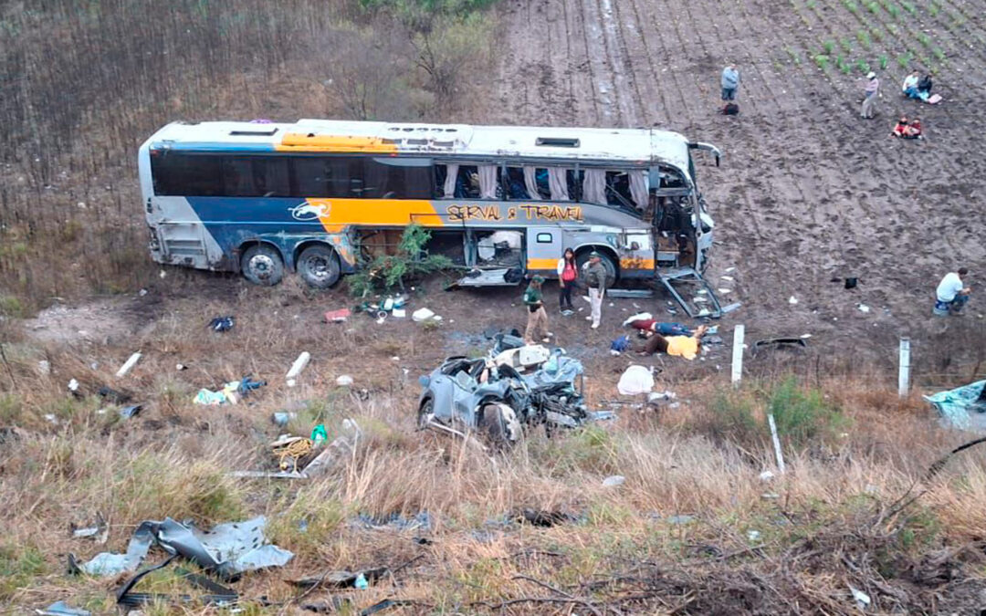 4 MUERTOS Y 20 HERIDOS AL CHOCAR AUTOBÚS DE TURISTAS EN CARR. SLP – CERRITOS