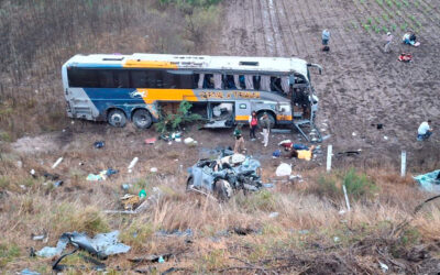 4 MUERTOS Y 20 HERIDOS AL CHOCAR AUTOBÚS DE TURISTAS EN CARR. SLP – CERRITOS