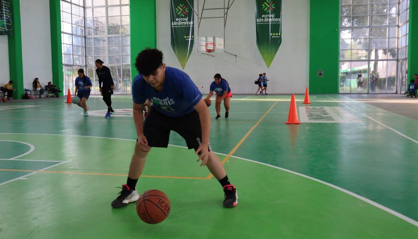 INAUGURAN REHABILITACIÓN DE AUDITORIO DE BÁSQUETBOL EN EL INPOJUVE