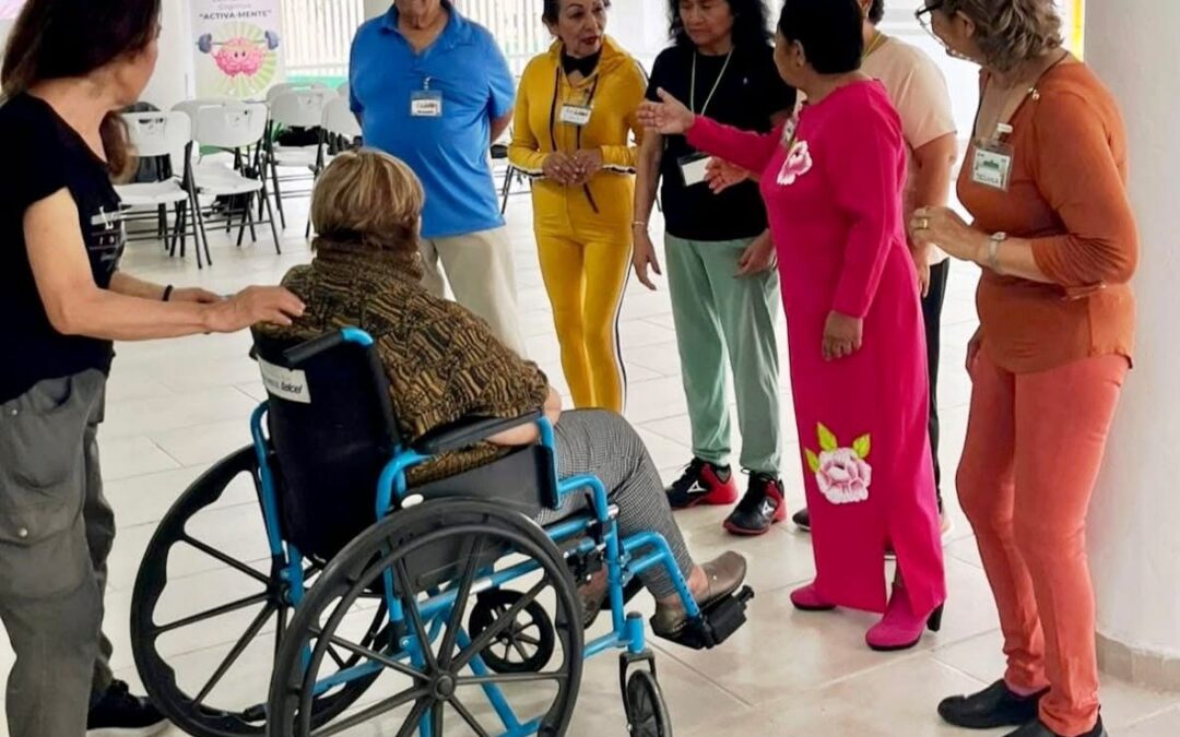 PERSONAS ADULTAS MAYORES PARTICIPAN EN TALLER DE ESTIMULACIÓN COGNITIVA