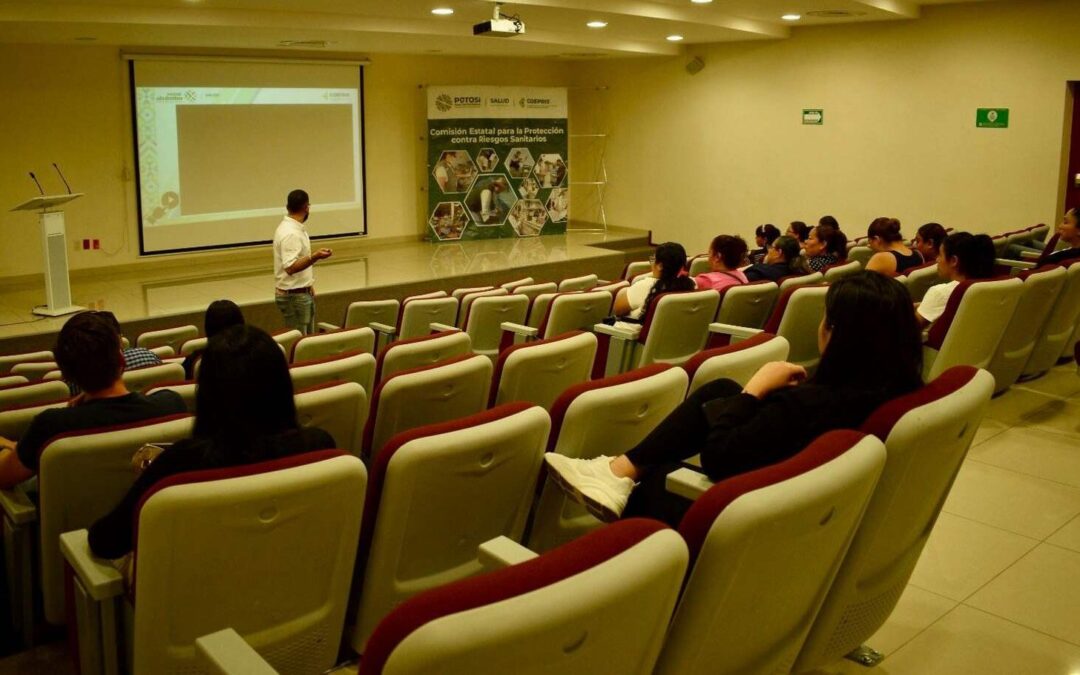 BRINDAN CAPACITACIÓN SANITARIA PARA VENDEDORES DE ALIMENTOS EN LA FENAPO 2025