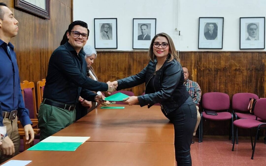 ENTREGAN ESTÍMULOS A DOCENTES DE LA ESCUELA NORMAL DEL ESTADO