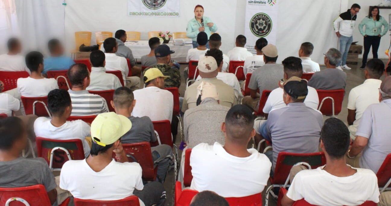 ENTREGAN MATERIAL EDUCATIVO PARA ALFABETIZACIÓN EN EL PENAL DE LA PILA