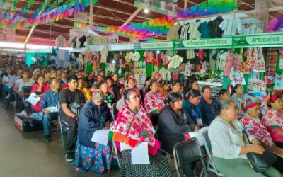 REALIZAN CHARLA EN LA FENAPO PARA IMPULSAR EL EMPRENDIMIENTO DE ARTESANOS