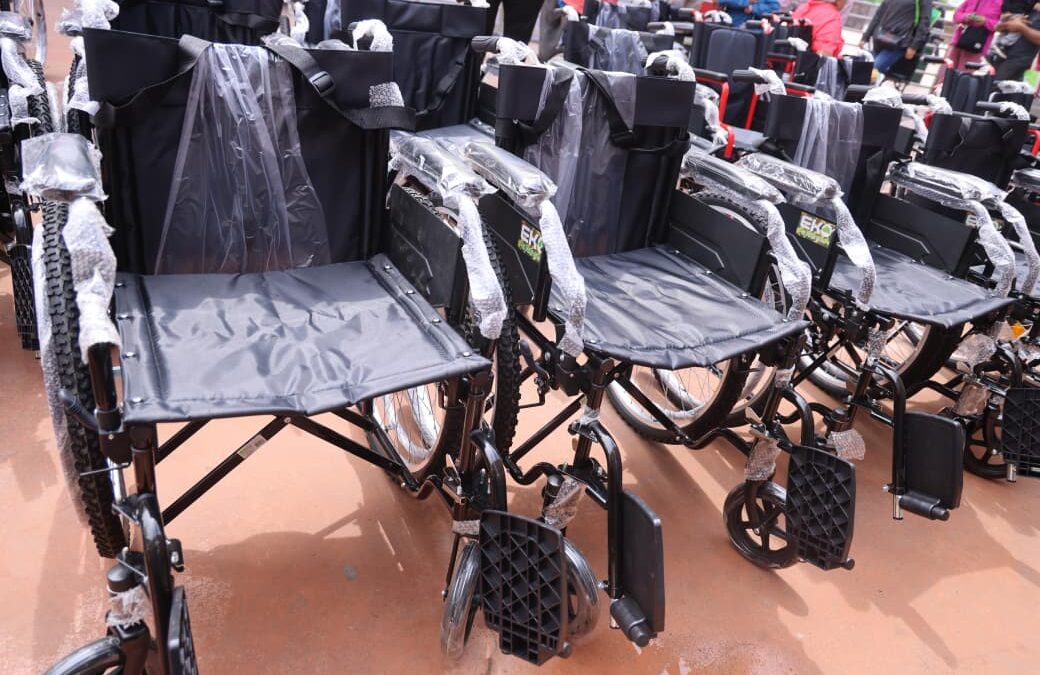 ENTREGA DE SILLAS DE RUEDAS Y AUXILIARES AUDITIVOS EN LA FENAPO